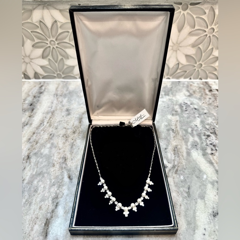 NWT! ❤️🔥 Faux Pearl & Rhinestone Necklace